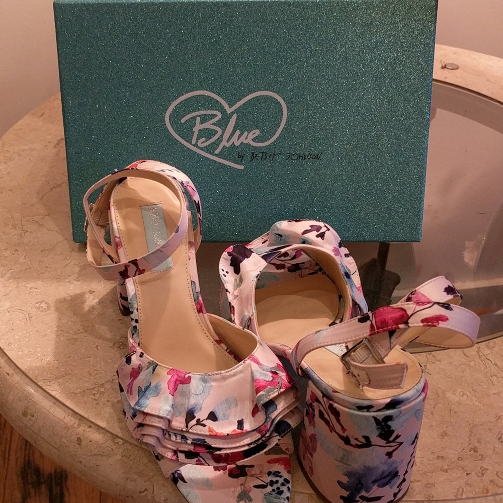 Blue by Betsy Johnson size 10 strappy sandal